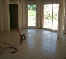 Le carrelage de la pièce de vie.