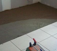 Le carrelage dans la chambre principale.