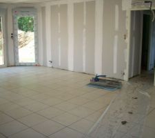 Le carrelage de la pièce de vie.