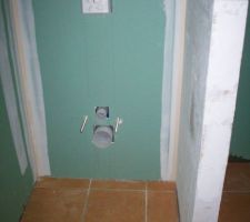 Le bâti des WC de la salle de bains habillé.