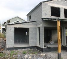 Vue depuis la partie basse du terrain.
Un caillebotis en bois va venir faire la jonction entre la maison et la piscine.