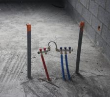 Les évacuations des deux vasques de la salle de bain de l'étage avec la nourrice.
Sans cloison, ces nourrices se sentent surement un peu isolées pour le moment :(