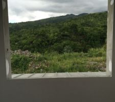 La vue depuis la salle de bain de l'étage. Il s'agit de la fenêtre que nous avons fait modifier pour l'agrandir.