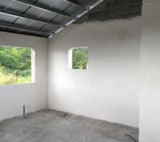 L'enduit intérieur est réalisé à l'étage.