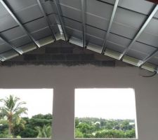 L'enduit intérieur dans les chambres de l'étage. Une partie du faux plafond sera rampante (environ 25%, le reste sera droit).