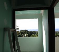 Réalisation des cloisons : Vue depuis le palier de l'escalier vers les deux chambres et leurs ouvertures côté mer.