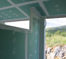 Réalisation des cloisons : Dans la suite parentale la salle de bain n'est pas entièrement séparée de la chambre. Le pan le plus haut (côté piscine) est la douche et bordé, le pan un peu plus bas (1m80) accueillera le meuble double vasque et son miroir (deux suspentes vont descendre du plafond par ici).