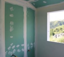 Réalisation des cloisons : Salle de bain de l'étage. Les évacuations du meuble double-vasque sont encastrées, les nourrices de l'étage (non visibles sur la photo) sont juste en dessous en collées à la cloison.