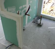 Réalisation des cloisons : Suite parentale avec zoom sur la partie Douche.

Au fond le châssis toute hauteur de la couche avec son caniveau qui va venir au bord de la cloison, évitant une découpe en "diamant" dans le carrelage que je n'aime pas du tout. Nous aurons donc une pente unique et régulière sur toute la longueur de la douche.