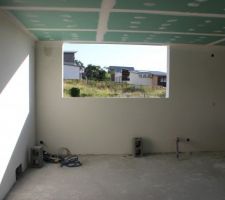 Réalisation des cloisons : Cette grande ouverture vers le lotissement (façade opposée à la ravine) est la principale entrée de lumière dans le séjour l'après midi !

La lumière de cette fin d'été est douce et agréable :)