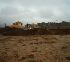 Bah !!  il pleut !
ET pourtant c'est ce jour l&agrave; que nous sommes tomb&eacute;s amoureux de ce terrain.

La construction du lot 25, en cours !