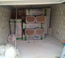 Les matériaux d'isolation sont stockés dans le garage.