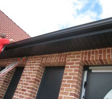 Pose de la gouttère en façade ; 11,23 sans raccord !!
