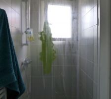 Un rideau de douche transparent en attendant la porte de douche