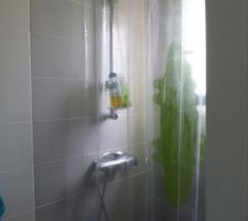 Un rideau de douche transparent en attendant la porte de douche