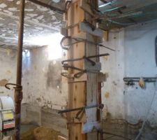 Le "Premier Poteau" dans son coffrage