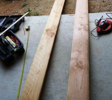 Bac &agrave; sable 1,50m x 1,50m: on prend 3 planches &agrave; coffrage (si, si, on voit un bout de la troisi&egrave;me dans le coin &agrave; gauche en haut, lol!) qu'on d&eacute;coupe comme suit:
4 x 1,50m
2 x 1,45m