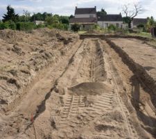 Le terrassier est à l'oeuvre, le conducteur de travaux vérifiant au fur et à mesure les niveaux