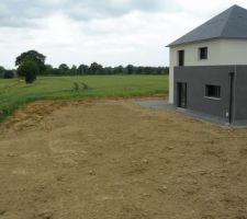 Terrassement presque terminé. Dommage il nous manque de la terre soit environ 5 bennes.