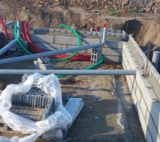 Tous les tuyaux de canalisation dans le vide sanitaire