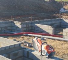 Passage des tuyaux de canalisation avant mise en place vide sanitaire