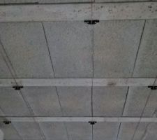 Attaches du plafond installées au laser.