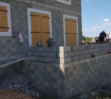 Mise en sécurité de la terrasse avec l"élévation de 3 rangs de parpaings.