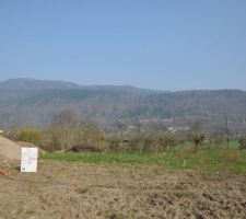 Vue cot&eacute; est. Aujourd'hui une maison est sortie de terre.
Il faut que je fasse de nouvelles photos.