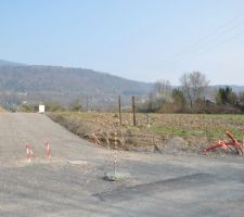 Notre parcelle et le chemin.