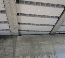 Hourdis mal pos&eacute;s ? (en cause : la largeur l&eacute;g&egrave;rement trop petite entre les deux poutrelles, d'apr&egrave;s le conducteur de travaux)