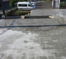 Dalle du RDC fait en deux fois. 2 tours de toupies n&eacute;cessaires ? Si oui la premi&egrave;re partie peu s&eacute;cher avant l?arriv&eacute;e de la deuxi&egrave;me toupie ?) C'est quand m&ecirc;me pas tr&egrave;s nette cette partie ...)