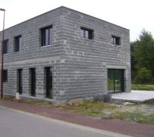 Hors d'eau hors d'air terminé. Maintenant l'entrprise ne fait plus de parpaing, mais du porotherm, et pour le même prix !!!