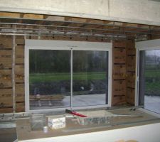 Pose de l'isolation p&eacute;riph&eacute;rique avant de faire les plafonds, pour &eacute;viter un pont thermique entre le faux plafond et le mur ext&eacute;rieur.