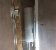 Porte de douche Krone Lagon séparant l'espace douche de l'espace technique, reste à l'opacifier