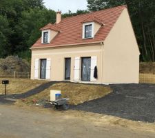 Fond de forme en place ( accès maison/stationnement/terrasse)