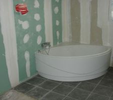 Notre baignoire d'angle , j'ai trop hâte 
de prendre un bain !!!!!