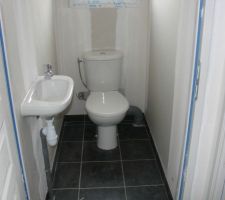 Wc et lave-main.