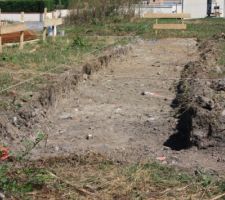 Chaises et cordeaux permette au terrassier de préparer les fondations