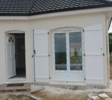 Côté salon et porte d'entrée.