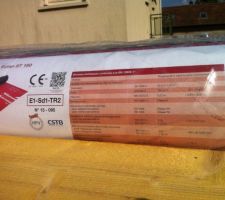 L'ecran sous-toiture (HPV) Koramic Ecran ST 150 (1,33 â?¬ le m2):
Caracteristiques techniques conformes a la EN-13859-1
    Materiau: PP triple couche microporeux   trame armee PE
    Coloris materiau: (dessus/dessous) rouge/noir
    Grammage: EN 1849-2 environ 150 g/m2 -160 g/m2
    Longueur du rouleau: 50 m
    Largeur du rouleau:1,5 m
    Surface par rouleau:75 m2
    Valeur Sd (transmission de la vapeur d'eau): EN 12572/C environ 0,02
    Resistance Ã  la traction  (L x T) EN 12311-1 310/240 N/50 mm 400/380 N/50 mm
    Resistance a  la déchirure au clou: (L x T) EN 12310-1 180/210 N 390/360 N
    Résistance Ã  la pénétration de l'eau: EN 1928 classe W1
    Comportement au feu: EN 13501-1 classe E 
    Résistance Ã  la température: de - 40Â° C Ã  max.   80Â° C 
    Exposition extérieure aux UV Europe centrale: 3 mois
    Exposition extérieure écran de protection: 3 semaines
    Classement : EST â?? CSTB E1 Sd1 TR2 E1 Sd1 TR3
    Classement de résistance: R2 R3
    Homologation: CSTB 10-020