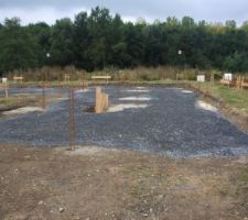 Voilà le terrain, pieux éxécutés, sol compacté et gravillonné, reste à construire les longrines.