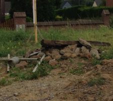 Les quelques déchets ramassés sur notre passage...bois, tuyaux PVC, béton... Il va y avoir du boulot pour tout enlever, il y en a partout!!