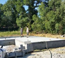 Un bon arrosage de la dalle pour éviter les fissures