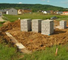 Les agglos sont livr&eacute;s, y'a plus qu'&agrave; avoir enfin le branchement d'eau...