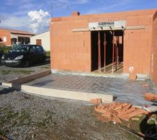 D&eacute;but du coffrage de la dalle pour la terrasse.