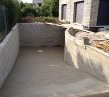 La dalle de la descente de garage est coulée et les murs de soutainement montés !