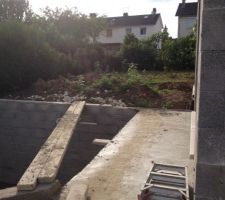 Vue sur la passerelle d'accès au jardin ouest
