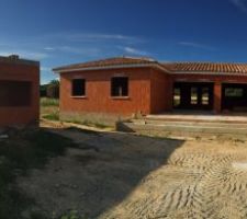 Toit fini, vue côté piscine, avec l'abri piscine terminé