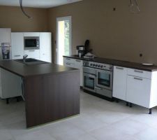 Vue d'ensemble de la cuisine, manque la hotte et 2 meubles haut qu'on va rajouter.