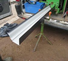 2- le profilé alu sort de la machine avec la forme définitive de la gouttière